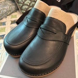 Dansko leather clogs NEW sz 39 US 9 black in box